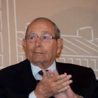 Richard DeVos clapping his hands.